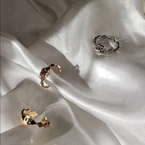 Adjustable Curved Ring